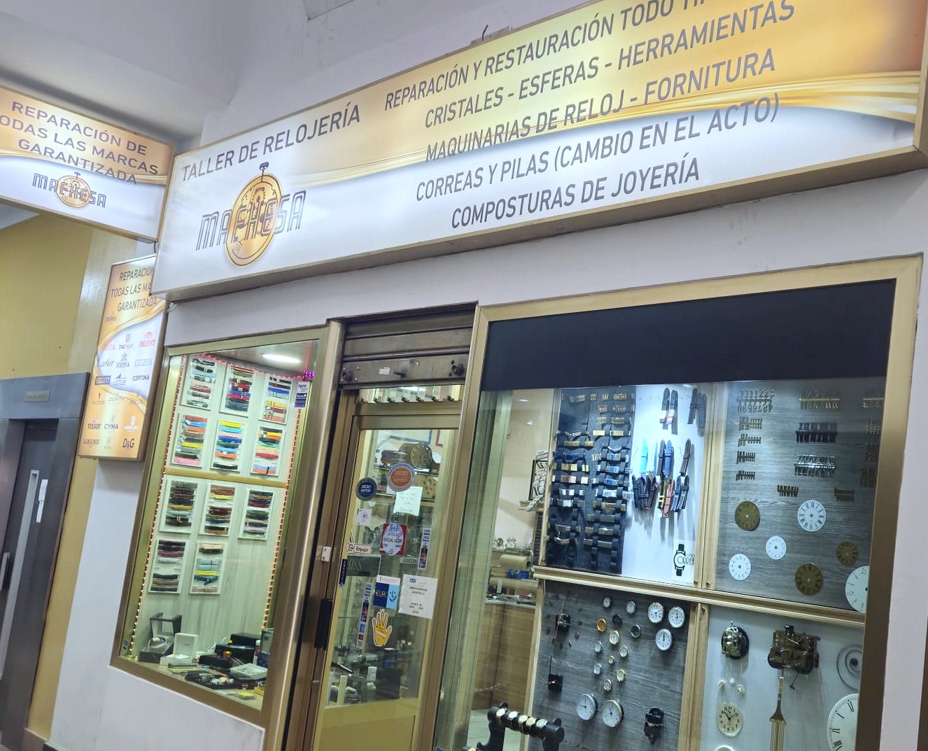 Entrada del taller Mafhesa en la galería de Calle Carretas 12, con el escaparate de esferas, correas y maquinarias